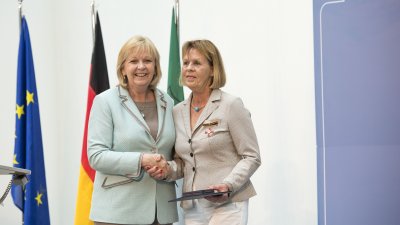 Ministerpräsidentin Hannelore Kraft überreicht Bundesverdienstorden an 16 Bürgerinnen und Bürger aus Nordrhein-Westfalen