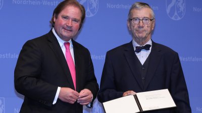 Minister der Finanzen, Lutz Lienenkämper, überreicht den Verdienstorden des Landes Nordrhein-Westfalen