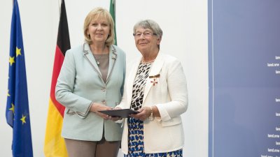 Ministerpräsidentin Hannelore Kraft überreicht Bundesverdienstorden an 16 Bürgerinnen und Bürger aus Nordrhein-Westfalen