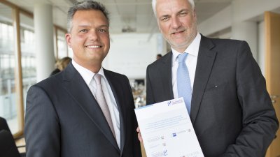 Das Foto zeigt  Prof. Dr. Volker Wittberg, Leiter der Forschungsgruppe der Bielefelder Fachhochschule des Mittelstands (FHM) und Wirtschaftsminister Garrelt Duin