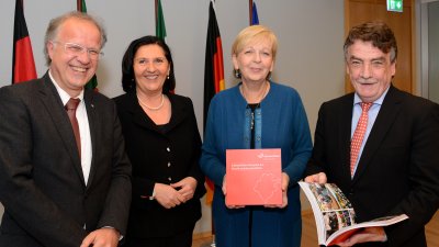 Landrätin Eva Irrgang, Vorsitzende des Regionale-Ausschusses und Dirk Glaser, Geschäftsführer der Südwestfalen-Agentur überreichten jeweils eine Dokumentation „Südwestfalen-Kompass 6.0“ an Ministerpräsidentin Kraft und Minister Groschek.