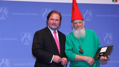 Minister der Finanzen, Lutz Lienenkämper, überreicht den Verdienstorden des Landes Nordrhein-Westfalen