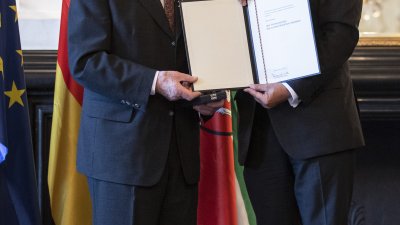 Ministerpräsident Armin Laschet zeichnet 14 Bürgerinnen und Bürger mit dem Landesverdienstorden aus