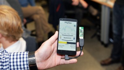 Ein Handy zeigt eine Kryptographie-App mit einem angesteckten Gerät