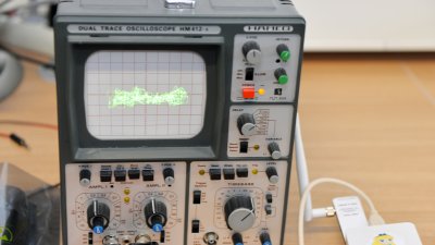 Ein Oscilator ist an ein Gerät Angeschlossen