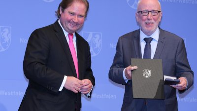 Minister der Finanzen, Lutz Lienenkämper, überreicht den Verdienstorden des Landes Nordrhein-Westfalen