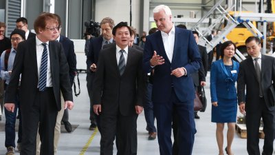 Minister Duin und Generalkonsul Feng besuchen XCMG Europe