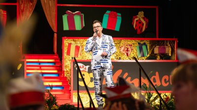 Ministerpräsident Hendrik Wüst verleiht den Karnevalsorden der Landesregierung an Kindertollitäten aus Nordrhein-Westfalen