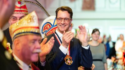 Ministerpräsident Hendrik Wüst verleiht den Karnevalsorden der Landesregierung an Kindertollitäten aus Nordrhein-Westfalen