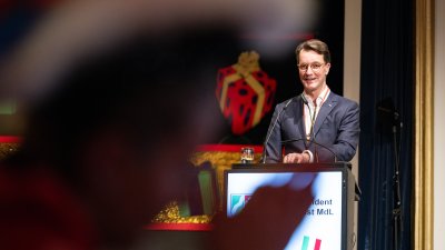 Ministerpräsident Hendrik Wüst verleiht den Karnevalsorden der Landesregierung an Kindertollitäten aus Nordrhein-Westfalen
