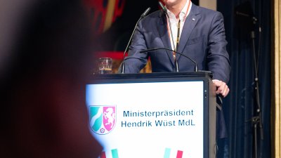 Ministerpräsident Hendrik Wüst verleiht den Karnevalsorden der Landesregierung an Kindertollitäten aus Nordrhein-Westfalen