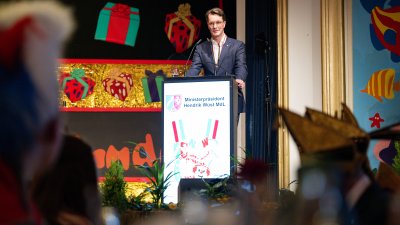 Ministerpräsident Hendrik Wüst verleiht den Karnevalsorden der Landesregierung an Kindertollitäten aus Nordrhein-Westfalen
