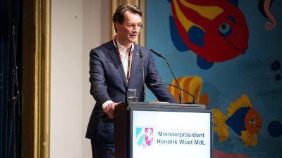 Ministerpräsident Hendrik Wüst verleiht den Karnevalsorden der Landesregierung an Kindertollitäten aus Nordrhein-Westfalen