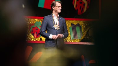 Ministerpräsident Hendrik Wüst verleiht den Karnevalsorden der Landesregierung an Kindertollitäten aus Nordrhein-Westfalen