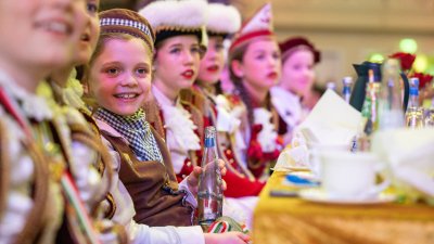 Ministerpräsident Hendrik Wüst verleiht den Karnevalsorden der Landesregierung an Kindertollitäten aus Nordrhein-Westfalen