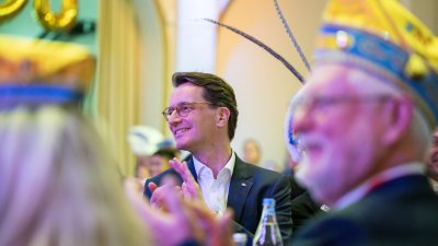 Ministerpräsident Hendrik Wüst verleiht den Karnevalsorden der Landesregierung an Kindertollitäten aus Nordrhein-Westfalen