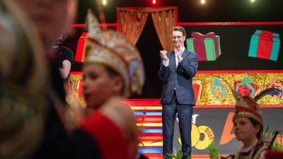 Ministerpräsident Hendrik Wüst verleiht den Karnevalsorden der Landesregierung an Kindertollitäten aus Nordrhein-Westfalen