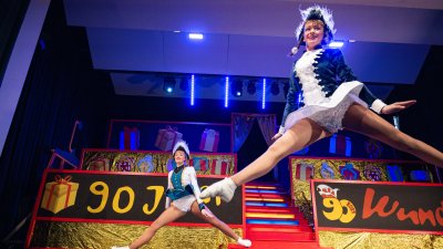 Ministerpräsident Hendrik Wüst verleiht den Karnevalsorden der Landesregierung an Kindertollitäten aus Nordrhein-Westfalen