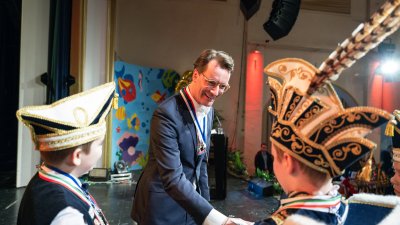Ministerpräsident Hendrik Wüst verleiht den Karnevalsorden der Landesregierung an Kindertollitäten aus Nordrhein-Westfalen