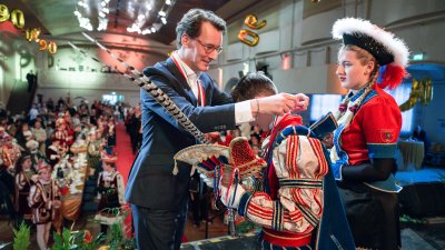 Ministerpräsident Hendrik Wüst verleiht den Karnevalsorden der Landesregierung an Kindertollitäten aus Nordrhein-Westfalen