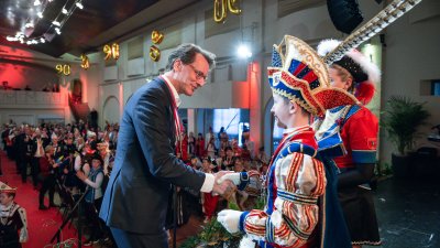 Ministerpräsident Hendrik Wüst verleiht den Karnevalsorden der Landesregierung an Kindertollitäten aus Nordrhein-Westfalen