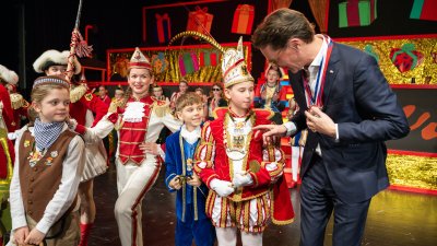 Ministerpräsident Hendrik Wüst verleiht den Karnevalsorden der Landesregierung an Kindertollitäten aus Nordrhein-Westfalen
