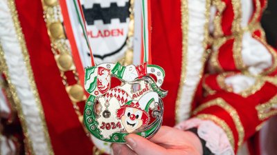 Ministerpräsident Hendrik Wüst verleiht den Karnevalsorden der Landesregierung an Kindertollitäten aus Nordrhein-Westfalen