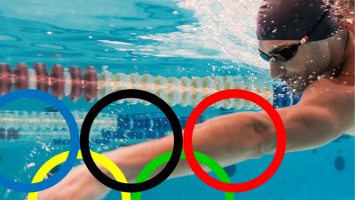 Ein Schwimmer unter Wasser mit den Olympischen Ringen