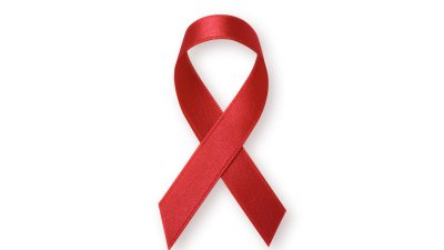 Eine rote AIDS-Schleife vor weißen Hintergrund