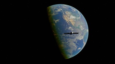 Die Erde ist aus dem Weltraum halb beleuchtet zu sehen, mit sichtbaren Wolkenformationen über Nord- und Mittelamerika. Im Vordergrund schwebt ein Satellit vor dem dunklen Hintergrund des Weltalls.
