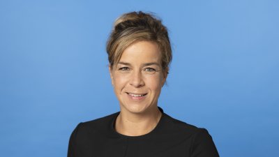 PHB Neubaur, Mona - lächelnd, blauer Hintergrund (2022)