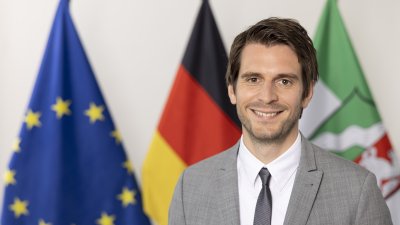 PHB Höller, Paul - lächelnd, vor Flaggen (2022)