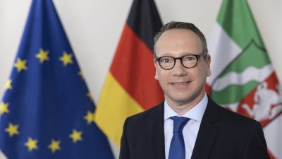 PHB Limbach, Benjamin - lächelnd, vor Flaggen (2022)