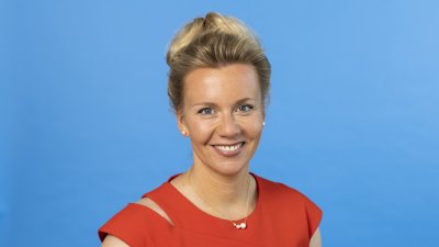 PHB Brandes, Ina - lächelnd, blauer Hintergrund (2022)