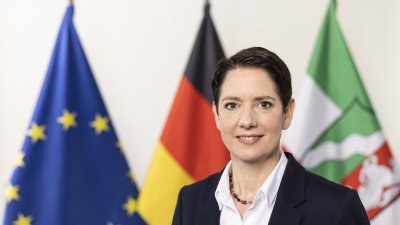 PHB Gorißen, Silke - lächelnd, vor Flaggen (2022)