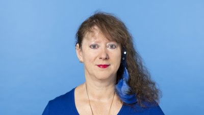 PHB Milz, Andrea - ernst, blauer Hintergrund (2022)