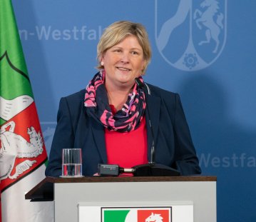 Porträtfoto am Rednerpult