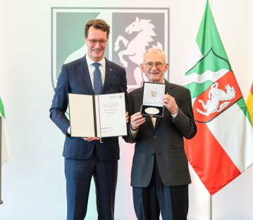 Pfarrer Franz Meurer aus Köln erhält Mevlüde-Genç-Medaille von Ministerpräsident Wüst