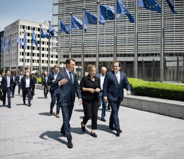 MP Wüst, Wirtschaftsministerin Neubaur und Europaminister Liminski gehen zum Berlaymont-Gebäude in Brüssel, im Hintergrund die Delegation