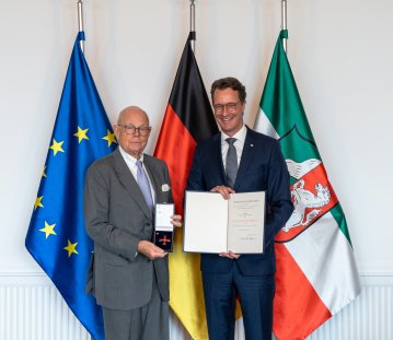 Ministerpräsident Hendrik Wüst überreicht den Bundesverdienstorden an Dr. Walter Wübben