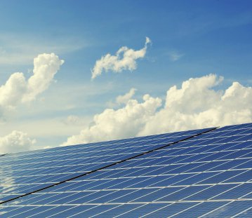Freiflächen-Photovoltaikanlage vor blauem Himmel
