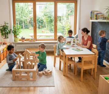 Kinder lernen spielend im Kindergarten