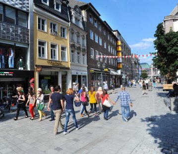 Fußgänger in Fußgängerzone beim einkaufen