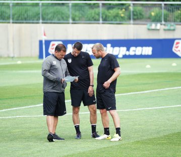 Fußball Trainer auf einem Spielfeld