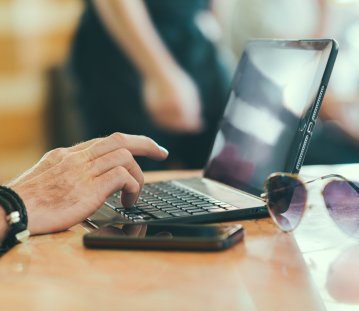 PHB Laptop am Tisch Sonnenbrille