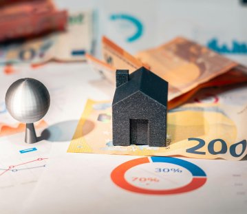 Euroscheine auf einem Tisch mit Statistiken