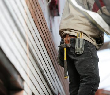Handwerker mit Hammer