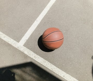 Basketball auf grauem Feld