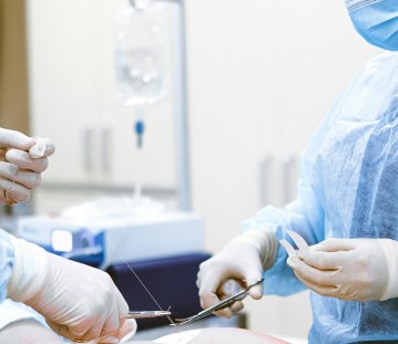 Zwei Ärzte behandeln einen Patienten im OP