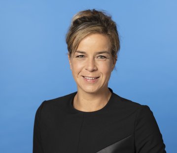 PHB Neubaur, Mona - lächelnd, blauer Hintergrund (2022)